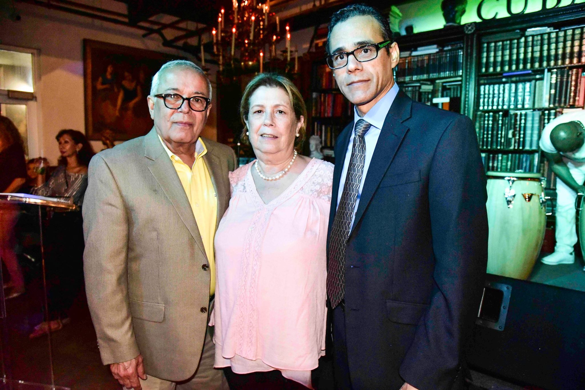 Desde la izq. Pedro Uranga, José Carvajal y la Dra. Amada Vargas, directora ejecutiva de Latinos Unidos.